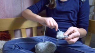 Dizelerden oyuncak bebek yapan kızlar.