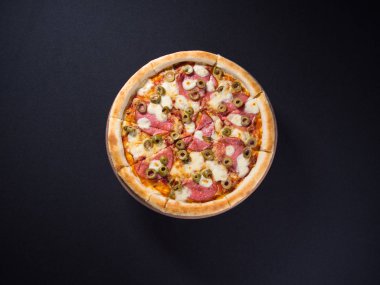 Restoran Lezzetli pizza tahtada