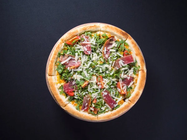 Restoran Lezzetli pizza tahtada