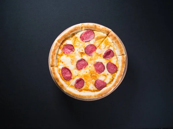 Restoran Lezzetli pizza tahtada