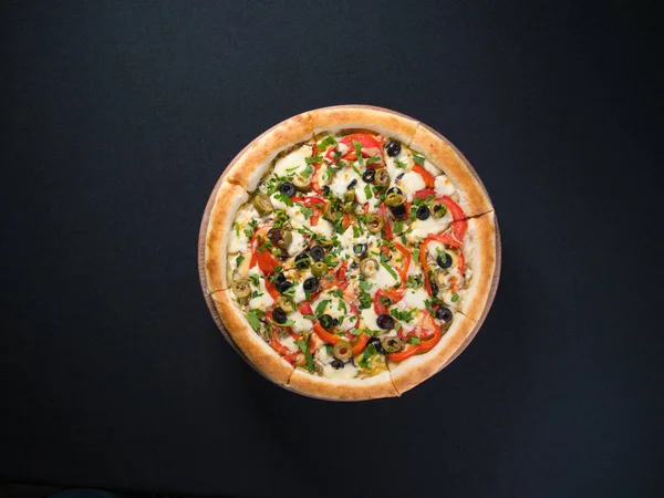 Restoran Lezzetli pizza tahtada