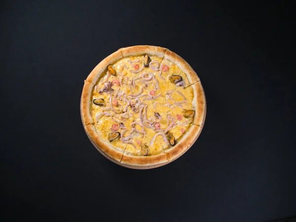 Restoran Lezzetli pizza tahtada