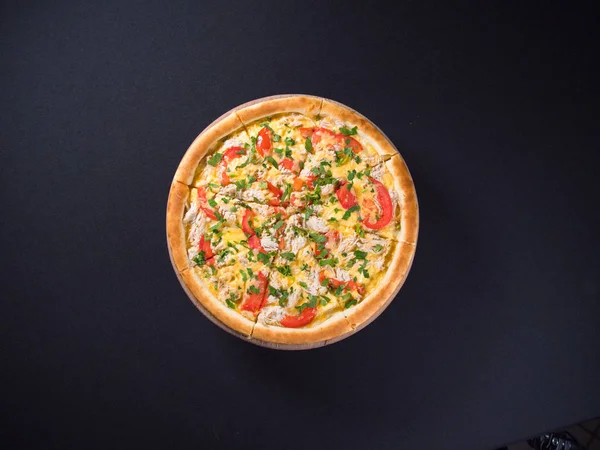 Restoran Lezzetli pizza tahtada