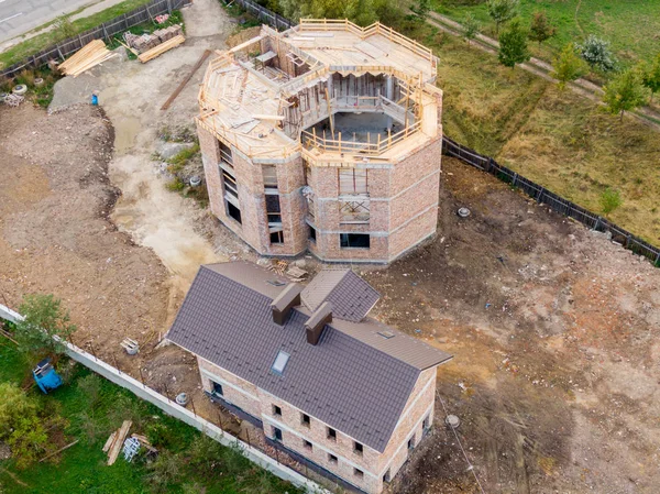 Kilisenin hava görüntüsü.