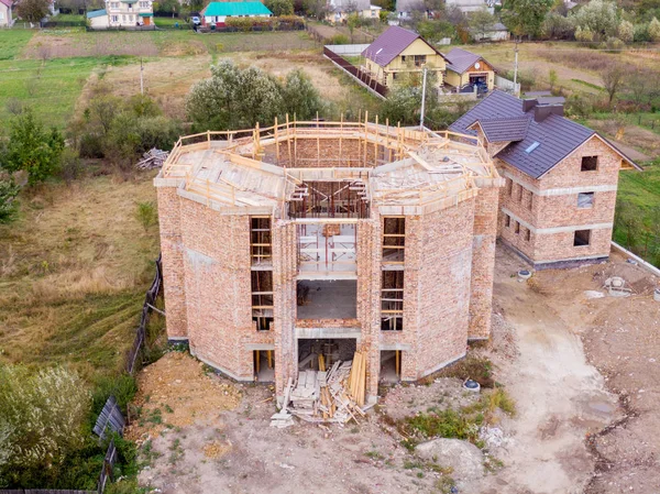 Kilisenin hava görüntüsü.