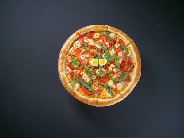 Étterem ízletes pizza táblán Stock Kép