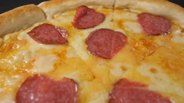 Slow Motion Close Smakelijke Pizza — Stockvideo