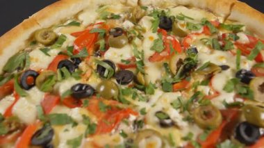 Yavaş çekim, yakın çekim, lezzetli pizza.