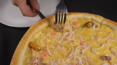 Yavaş çekim, yakın çekim, lezzetli pizza.