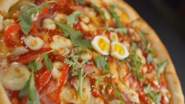 Slow Motion Närbild Välsmakande Pizza — Stockvideo