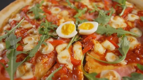 Slow Motion Close Smakelijke Pizza — Stockvideo