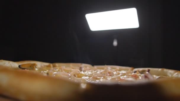 Câmera Lenta Fechar Pizza Saborosa — Vídeo de Stock