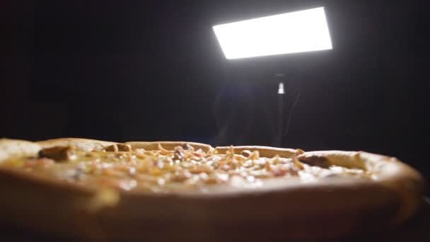 Slow Motion Närbild Välsmakande Pizza — Stockvideo