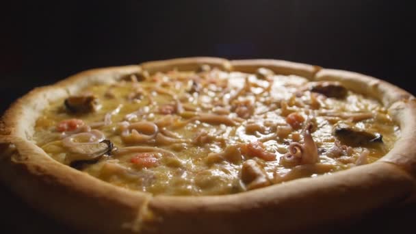 Ralentir le mouvement fermer pizza savoureuse 