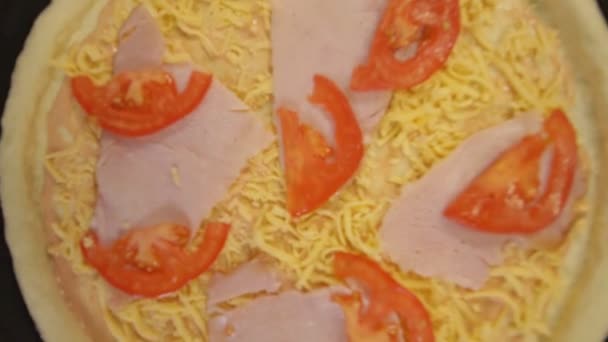 Slow Motion Pizzayola Restaurant Pizza Maken — Stockvideo