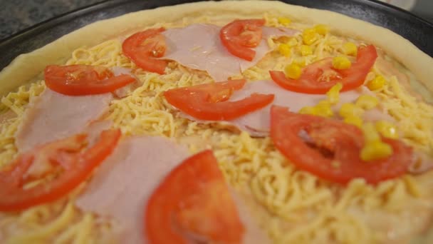 Pizzayola Cámara Lenta Restaurante Haciendo Pizza — Vídeos de Stock