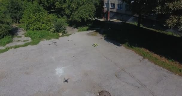 Lustiges Experiment Mit Wassermelone Und Drohne Aus Der Luft — Stockvideo