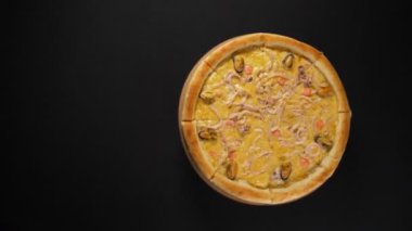 Yakın plan lezzetli pizza.