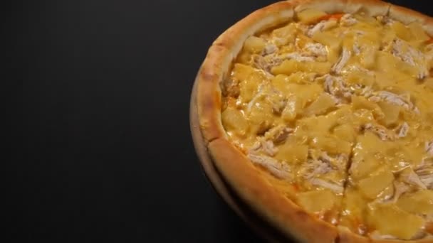 Close Uitzicht Smakelijke Pizza — Stockvideo