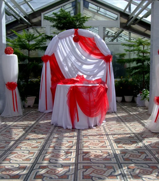 Salão para uma celebração de casamento no jardim botânico — Fotografia de Stock