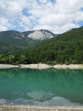 Gün batımında yaz göl suya yansıyan dağlar.
