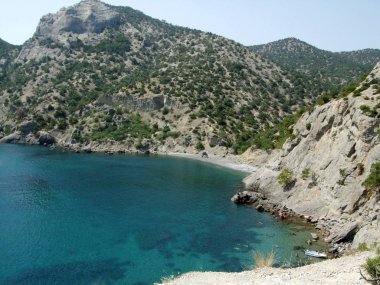 Cape ve kayalıklarla deniz Sahili boyunca güneş tarafından aydınlatılmış