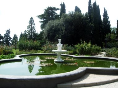 Çeşme parkta havuz kenarında. Creamea.