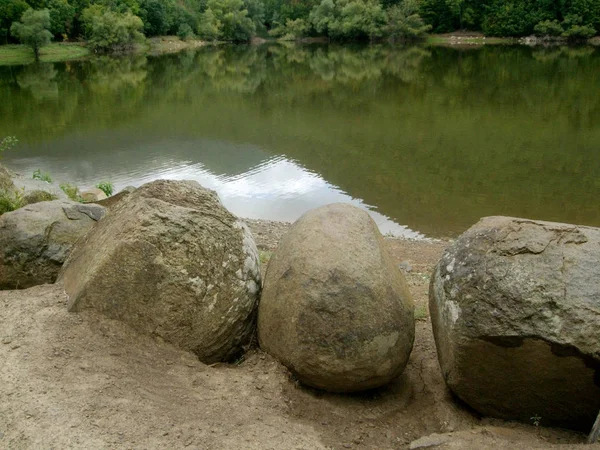 Große Steine im Wald am See — Stockfoto