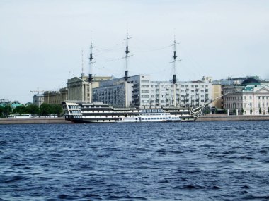 Nehir Neva sahili ile gemi Saint Peterburg