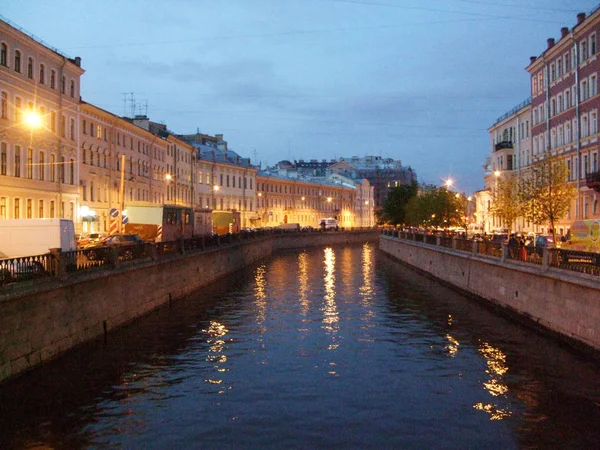Речное отражение ночников Санкт-Петербурга — стоковое фото