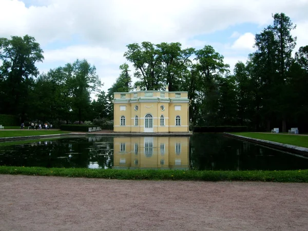 Parkta göl evi Saint Peterburg, Tsarskoye Selo — Stok fotoğraf