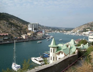 Sivastopol, Kırım - 18 EYLÜL 2016 kar maskesi ve körfez manzarası