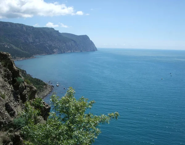 Tengerpart-tenger a hegyek. Fekete-tenger. Ragyogó Crimea — Stock Fotó