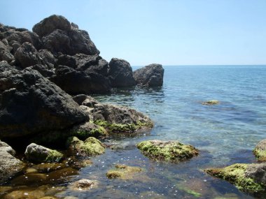 Büyük kayalar ve Karadeniz su yeşil taş