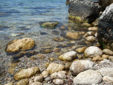 Büyük kayalar ve Karadeniz su yeşil taş