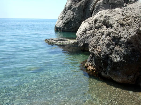 푸른 물과 큰 돌 근처 아름 다운 바다 해변. — 스톡 사진