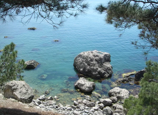 Hermosa playa de mar con agua azul y piedras grandes. Mar Negro . — Foto de Stock