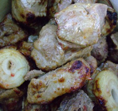 Şiş ızgara ateşte pişiyor. Izgara et..