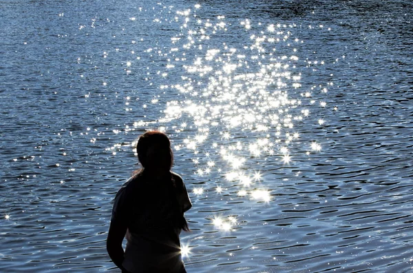Силуэт женщины у озера Спарк — стоковое фото