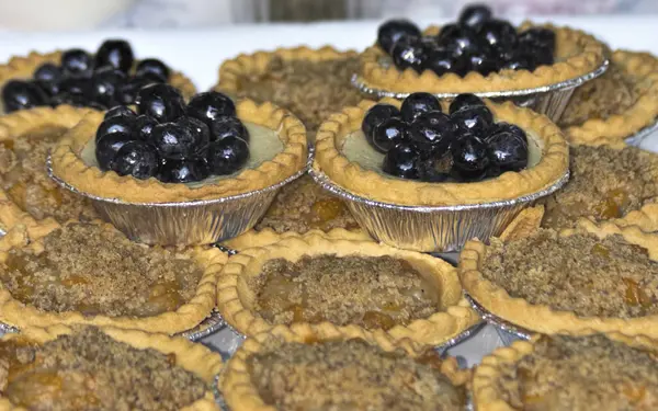 Blueberry tårtor på dessertbordet — Stockfoto
