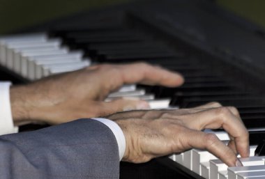 Closeup piyano bir oyuncunun elindeki