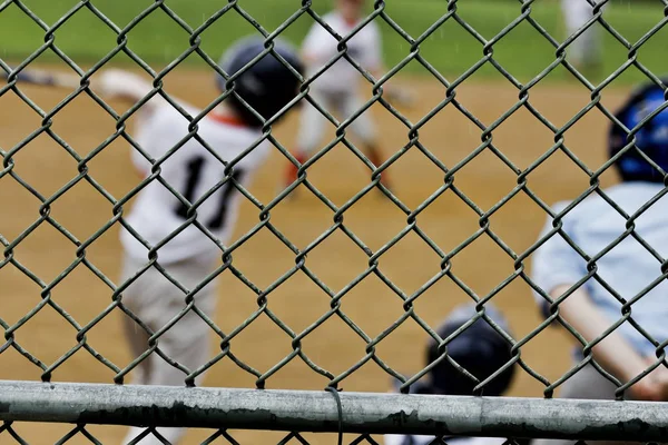 Μπέιζμπολ κτύπημα ιδωμένη μέσα από το φράχτη — Φωτογραφία Αρχείου