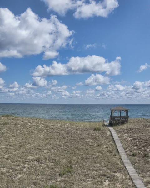 Playa Gazebo y el océano bajo el cielo de verano — Foto de Stock