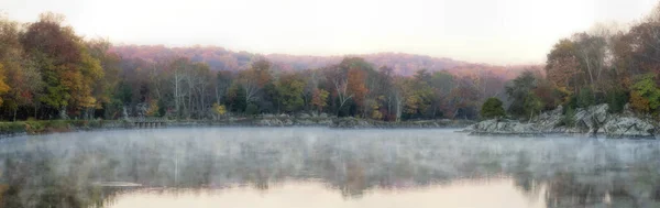 Красочная и туманная осенняя панорама, отраженная в воде — стоковое фото