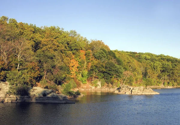 Feuillage d'automne coloré reflété dans C & O Canal — Photo