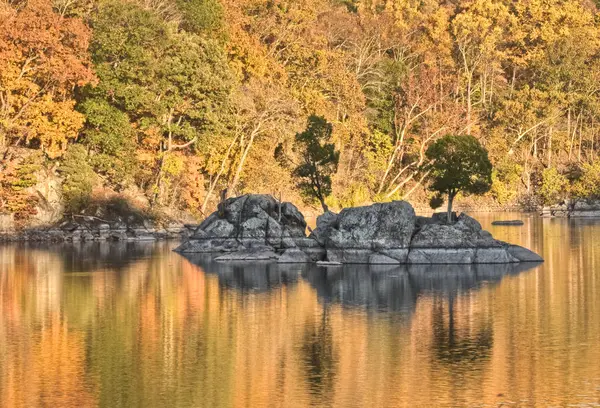 Красочная осенняя листва отражается в воде на закате — стоковое фото