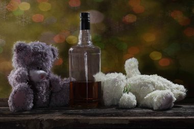 İki oyuncak ayılar sarhoş bourbon viski 2