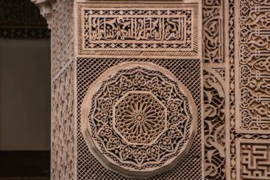 İslam hat ve renkli geometrik desenler bir Fas.