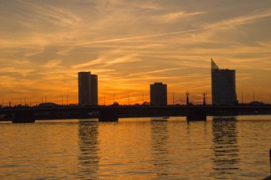Riga, gece.