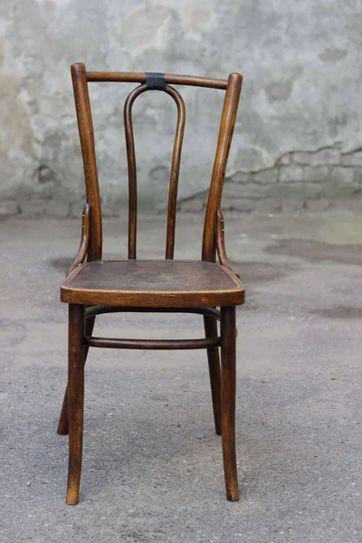 Starožitný vídeňské židle z ohýbaného dřeva - Broken — Stock fotografie